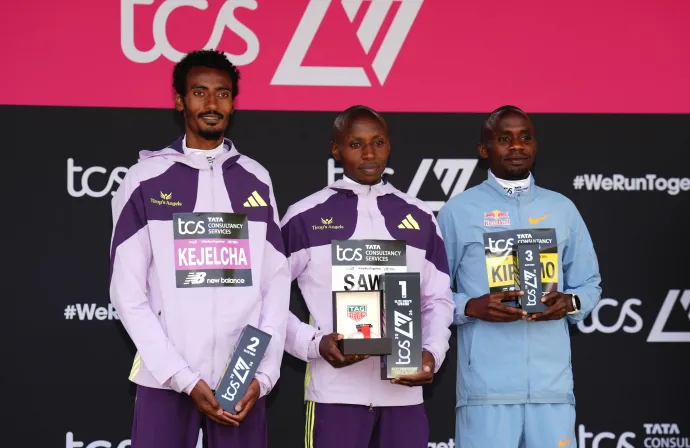 Yomif Kejelcha, Sabastian Sawe és Jacob Kiplimo a londoni maraton után a dobogón – Fotó: John Walton / PA Images / Getty Images