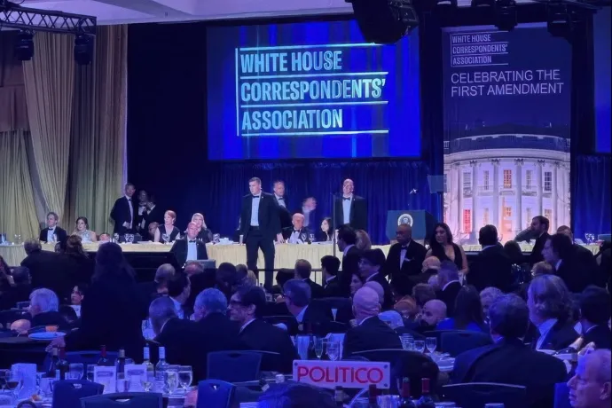 Rengeteg kérdést felvet a fehér házi tudósítók káoszba torkollt vacsorája, ahonnan kimenekítették Trumpot
