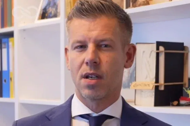 Magyar Péter felszólította a leköszönő kormányt, hogy szerdán hirdessen ki egy, a NAV-os zárolásokat érintő kormányrendeletet