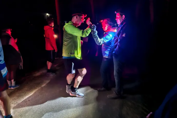 Fent: A csapattagok várják Szántó-Nagy Bálintot egy emelkedő végében – Fotó: Mizsur András / Telex; Lent: Király András a futása végén Balatonberényben – Fotó: Molnár Zoltán / Telex