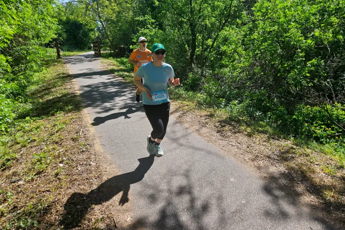 Fent: Tenczer Gábor készül a futására Nagy Nikoletta pedig a biciklis kísérésre Balatonakarattyán – Fotó: Szalma Baksi Ferenc / Telex; Középen: Tenczer Gábor tart Tobruk felé – Fotó: Nagy Nikoletta / Telex Lent: Gombos Noémi halad a cél felé – Fotó: Nagy Nikoletta / Telex