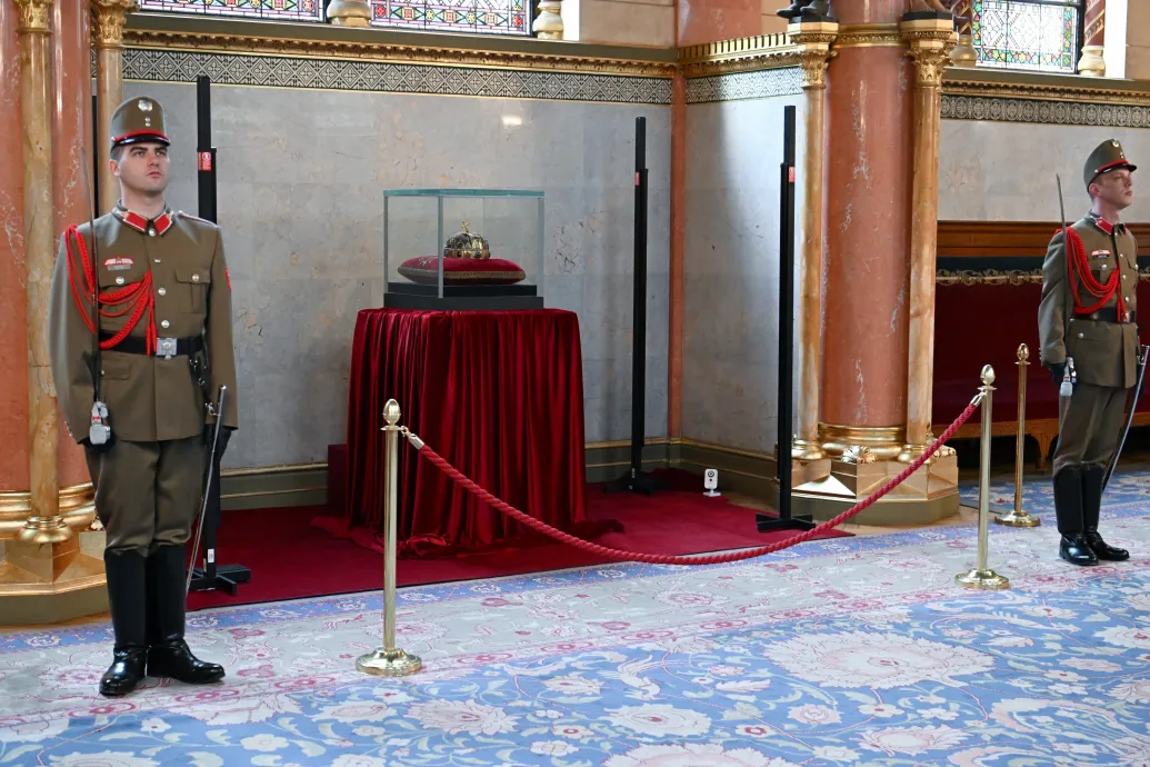 Sulyok bejelentette, hogy elbukott a javaslat, nem vihetik át a Szent Koronát a képviselők esküjéhez a plenáris terembe