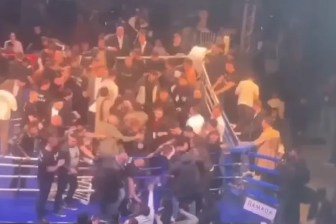 Török szurkolók brutálisan megvertek egy orosz bokszolót a meccs után a ringben