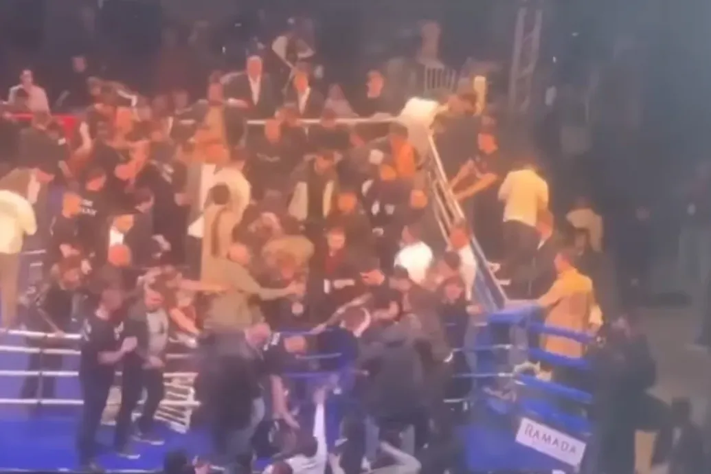 Török szurkolók brutálisan megvertek egy orosz bokszolót a meccs után a ringben