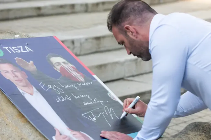 400 ezer forintért kelt el a plakát, amivel a kampányban Tárkányi Zsoltot próbálták lejáratni