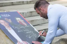 Elárverezi a róla készült lejárató plakátot Tárkányi Zsolt, a Mazsihiszt támogatja a befolyt összegből