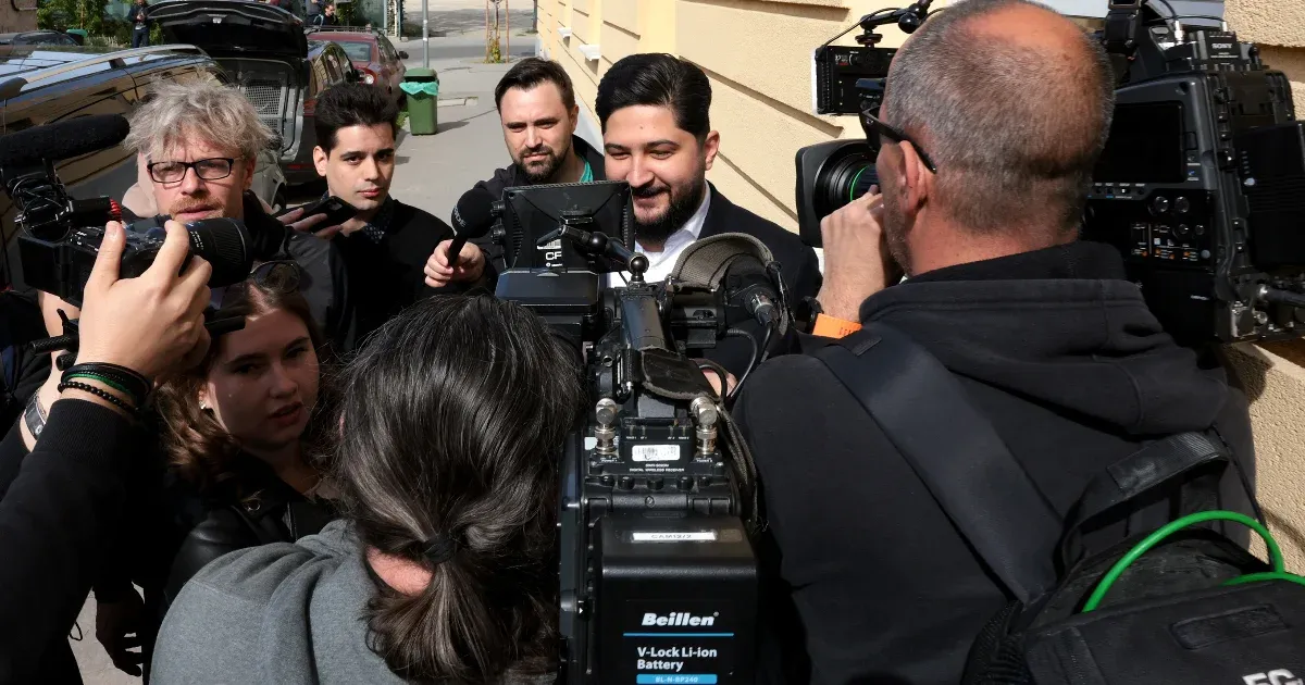 Érkeznek a politikusok a Fidesz választmányi ülésére, Radics Béla szerint ütőképes lesz az új frakció