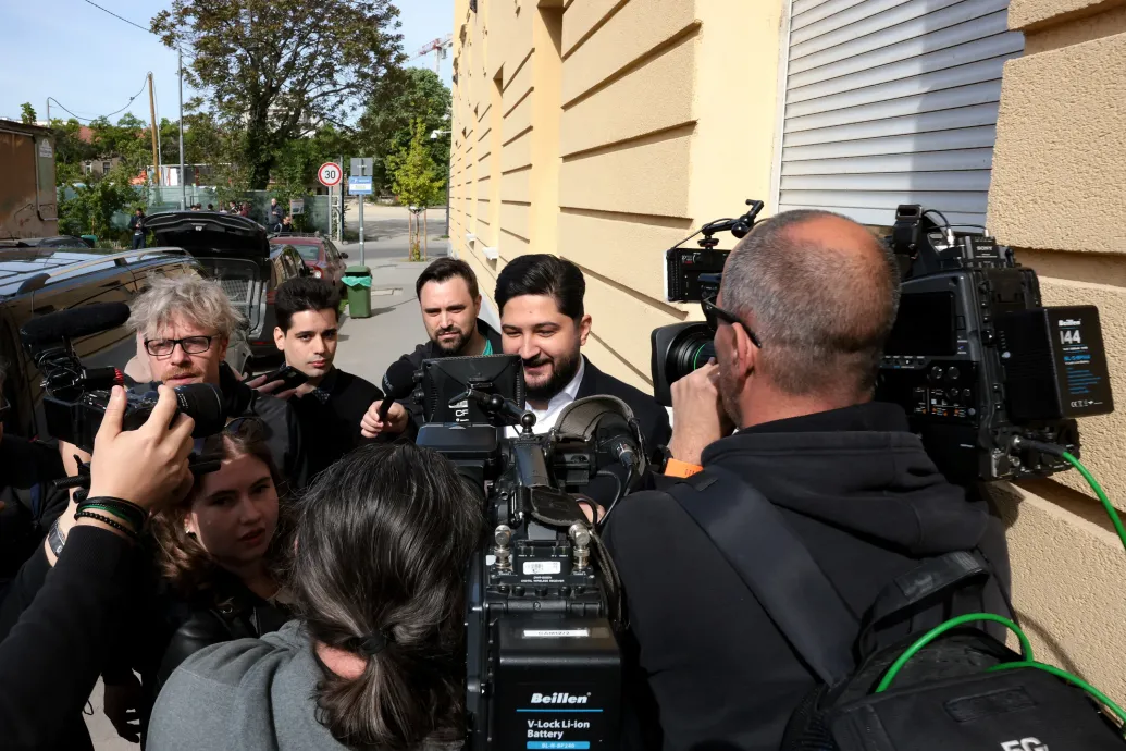 Érkeznek a politikusok a Fidesz választmányi ülésére, Radics Béla szerint ütőképes lesz az új frakció