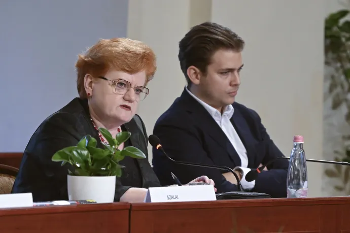 Szalai Piroska és Szécsényi Dániel fideszes képviselők a Fővárosi Közgyűlés alakuló ülésén a Városháza dísztermében 2024. október 4-én – Fotó: Koszticsák Szilárd / MTI