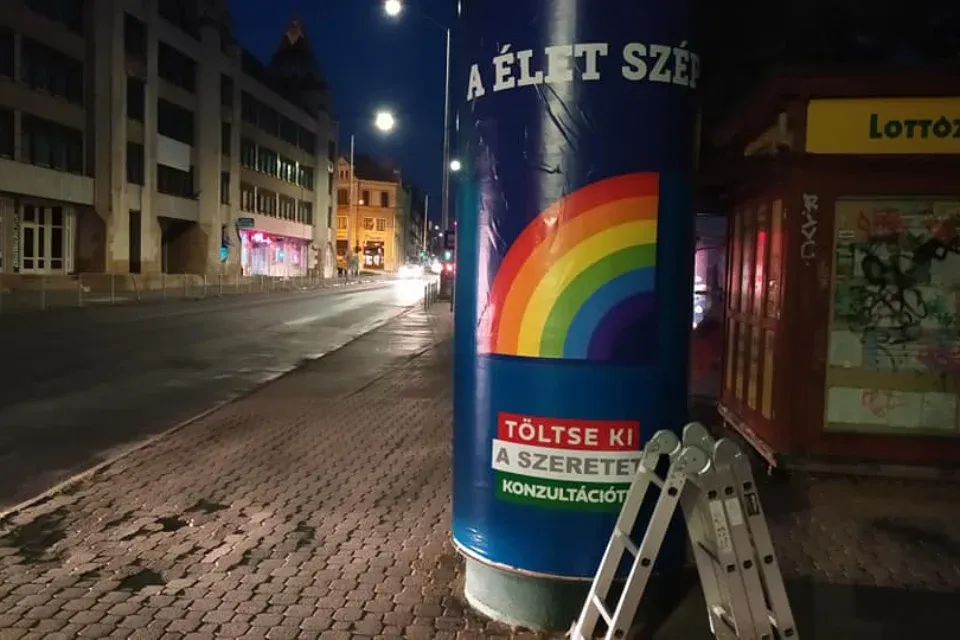 EJEB: A magyar állam megsértette a pécsi aktivisták jogait, amikor a nemzeti konzultációk átragasztása miatt házkutatást tartottak náluk