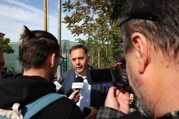 Pócs János érkezik a Fidesz választmányi ülésére 2026. április 28-án – Fotó: Hevesi-Szabó Lujza / Telex