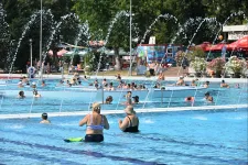 Az energiaárak emelkedése miatt a szokásosnál később nyitnak idén a strandok