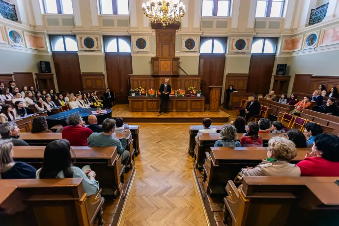 Első kép: Bogdán Zsolt színész a vetélkedő ünnepi megnyitóján. Második kép: Solymosi Zsolt aligazgató és Demény Péter költő a zárógálán – Fotók: Jakab Lóri, Dan Rotea / JZSUK / Facebook