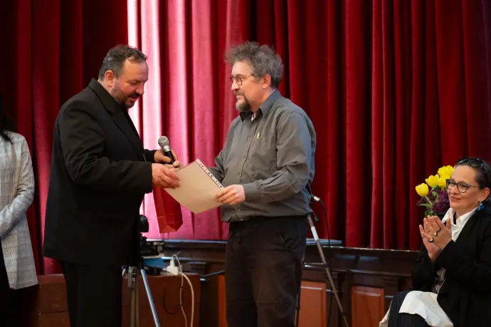 Első kép: Bogdán Zsolt színész a vetélkedő ünnepi megnyitóján. Második kép: Solymosi Zsolt aligazgató és Demény Péter költő a zárógálán – Fotók: Jakab Lóri, Dan Rotea / JZSUK / Facebook