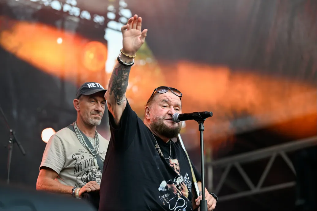 A 100 millió forint NKA-pénzzel megtámogatott Deák Bill Gyula a választások előtt a Fidesz jelöltjét támogatta