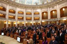 Felolvasták a parlamentben a Bolojan-kormány ellen benyújtott bizalmatlansági indítványt