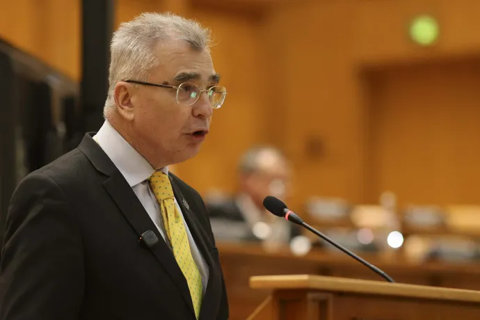 Petrișor Peiu felolvassa a bizalmatlansági indítványt – Fotó: Octav Ganea / Inquam Photos 