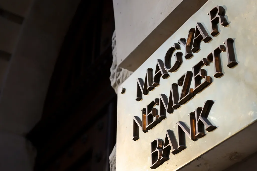 Egyetlen nap alatt 51 bankszámláját szüntette meg az MNB-botrány emblematikus cége