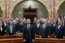 Korszakváltás a parlamentben: évtizedek óta bebetonozott fideszesek is távoznak