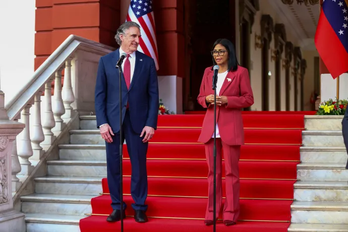 Doug Burgum amerikai belügyminiszter és Delcy Rodríguez venezuelai ideiglenes elnök az energia- és bányászati kérdésekről szóló kétoldalú párbeszéd keretében az energia-együttműködésről tárgyalnak Caracasban, 2026. március 4-én – Fotó: Julio Urribarri / Anadolu / Getty Images