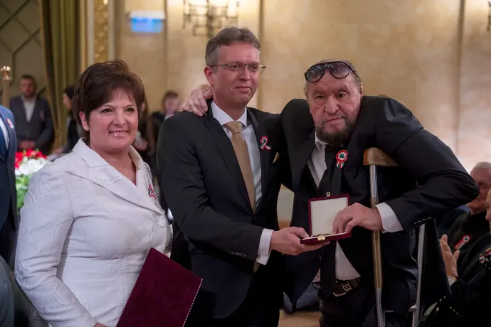 150 millió forintból a csillárról is lézerezni lehetne egy arénában – kiakadtak a zeneiparban a fideszes előadóknak kiosztott pénzekre