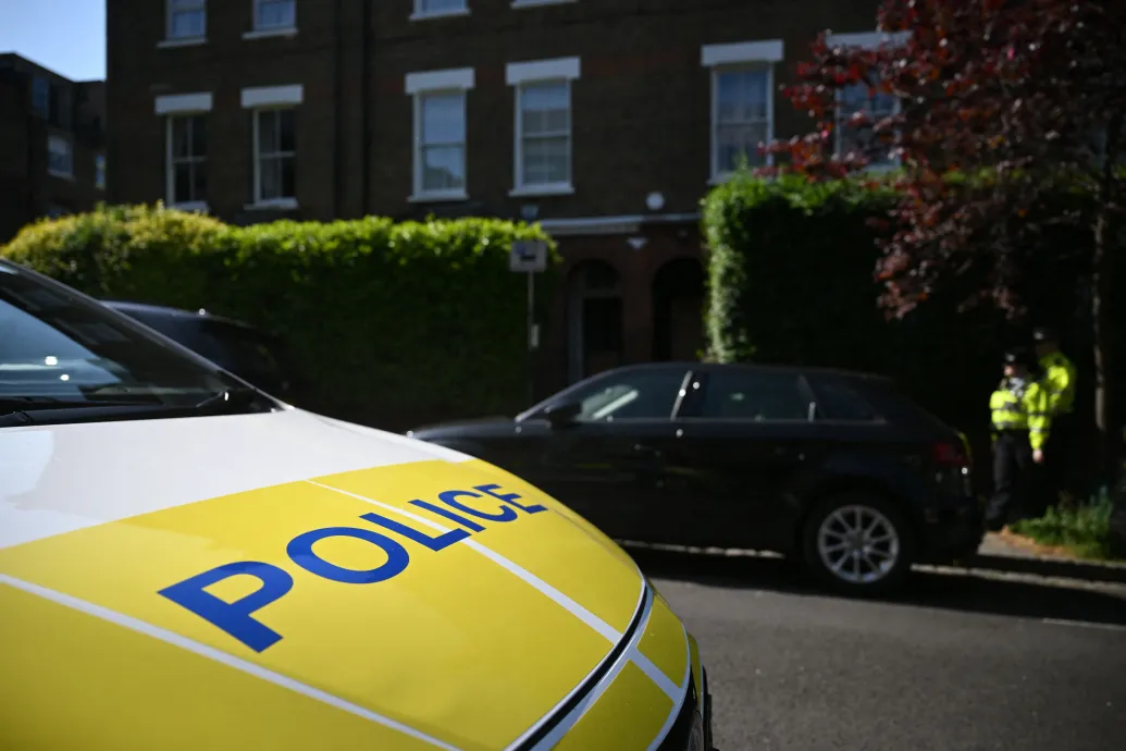 Három férfit azzal vádolnak, hogy egy online profil kérésére gyújtották fel a brit miniszterelnök két házát