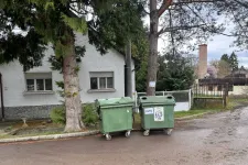 Áll a bál Zebegényben egy üvegvisszaváltó konténer miatt