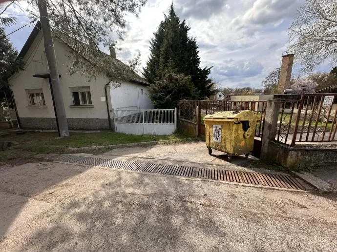 Újabb konténer a ház ablakától néhány méterre – Fotó: Ipolyi István Zoltán / Facebook