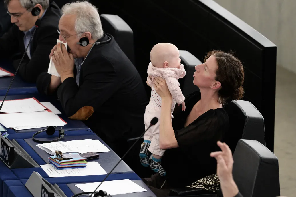 Meghatalmazottal is szavazhassanak a babát váró vagy nemrég szült EP-képviselők, hagyta jóvá a testület