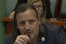 Majdnem elsírta magát a jászberényi önkormányzat fideszes képviselője, amikor arról beszélt, megalázó, hogy Pócs János megint a parlamentben ülhet