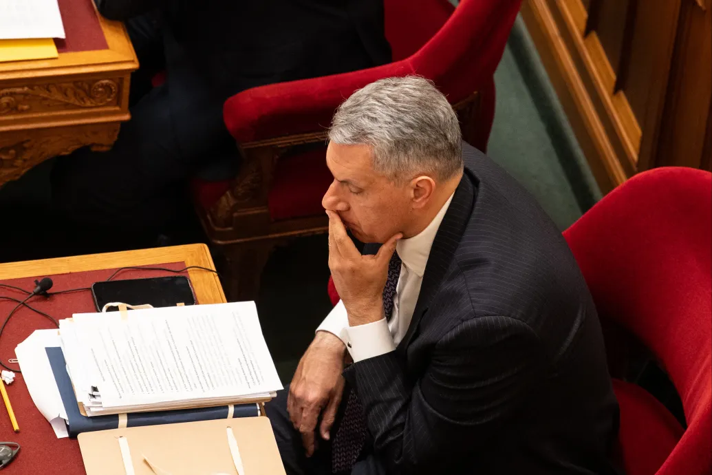 Lázár János újra a parlament leghátsó sorába fog ülni