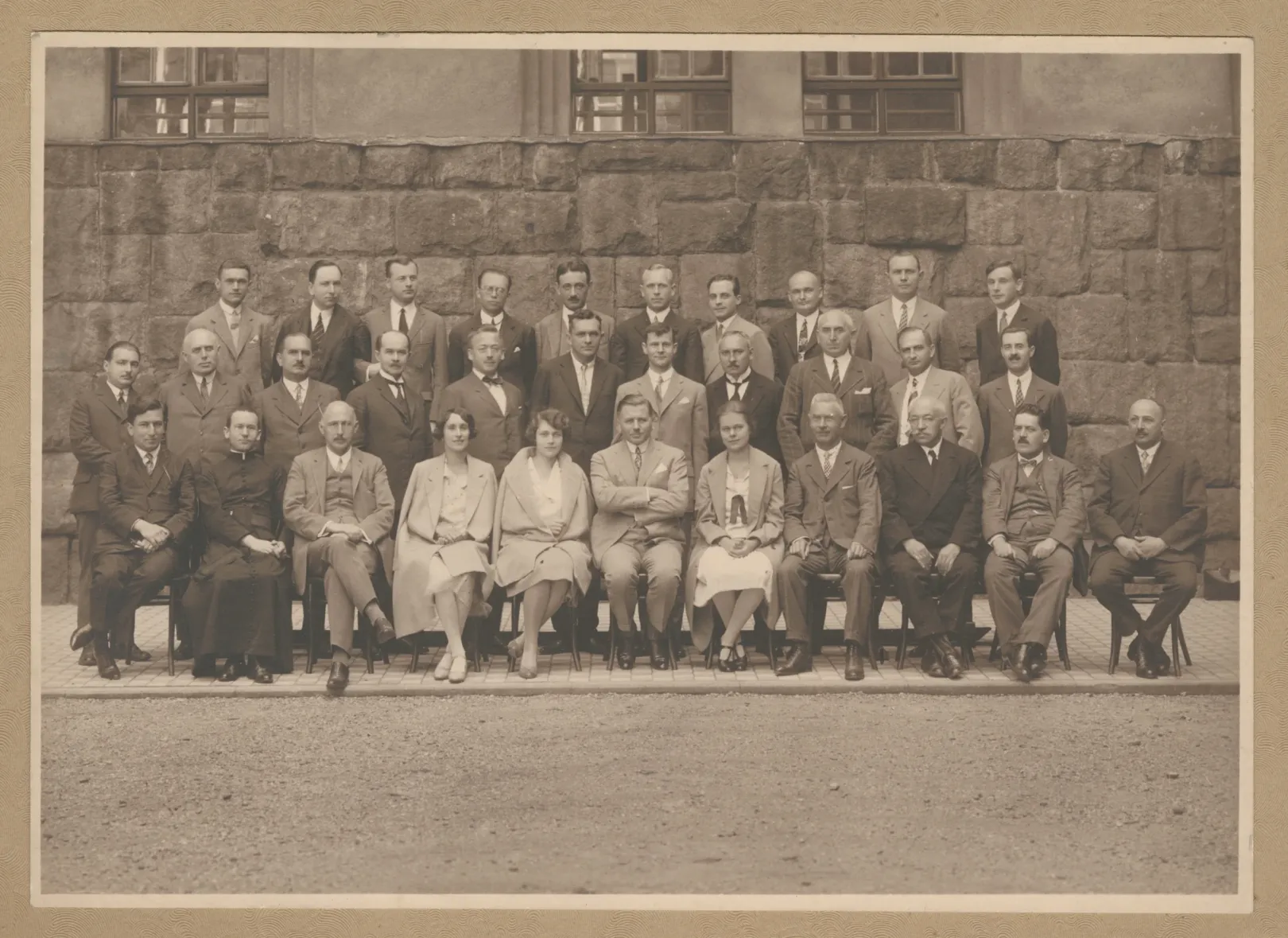 A Vas utcai Gróf Széchenyi István Községi Felsőkereskedelmi Fiú Iskola tanári kara 1929-ben – Fotó: Ismeretlen / MNMKK Petőfi Irodalmi Múzeum