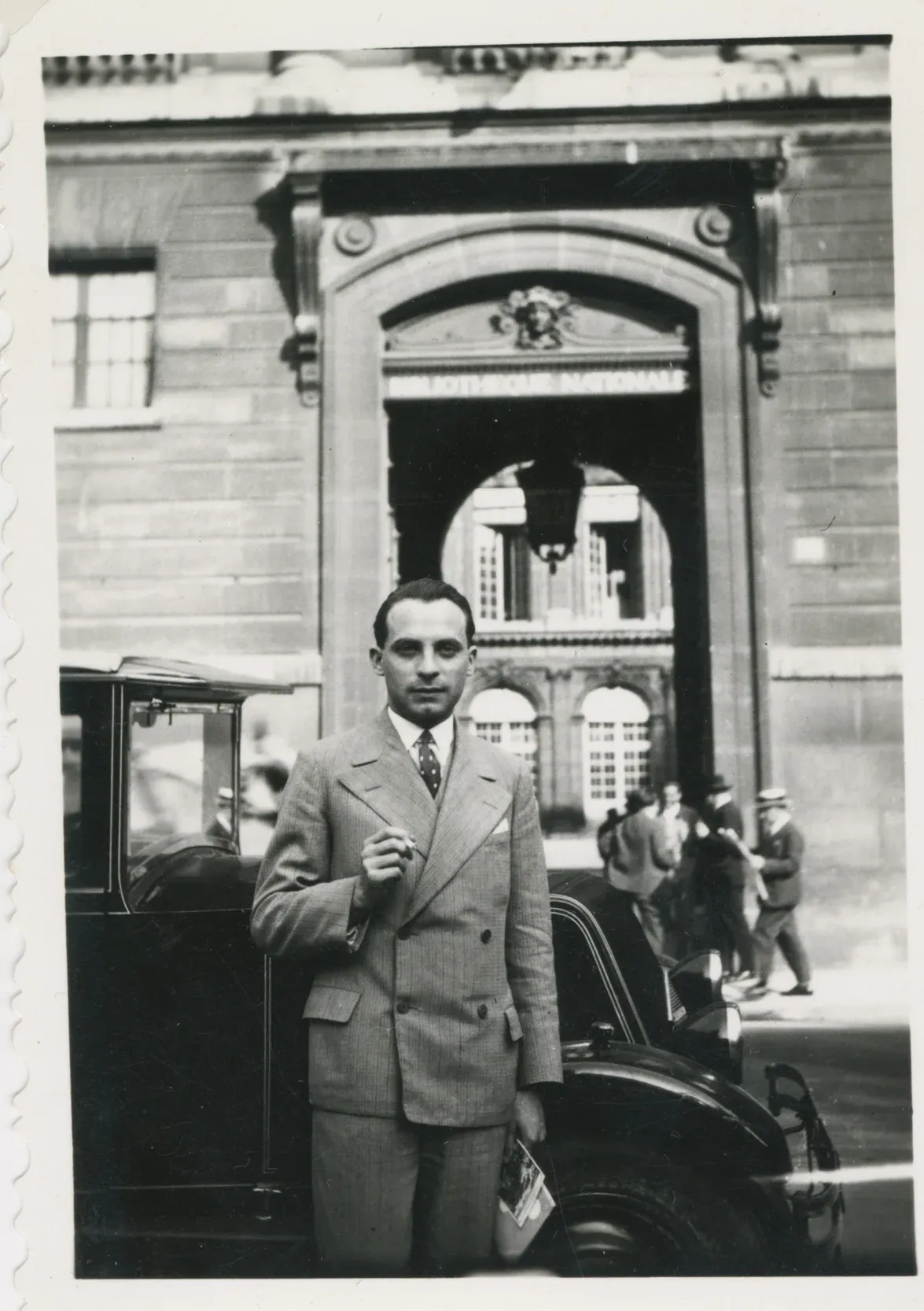Szerb Antal a Bibliothèque Nationale de France épülete előtt Párizsban, 1931-ben – Fotó: Ismeretlen / MNMKK Petőfi Irodalmi Múzeum