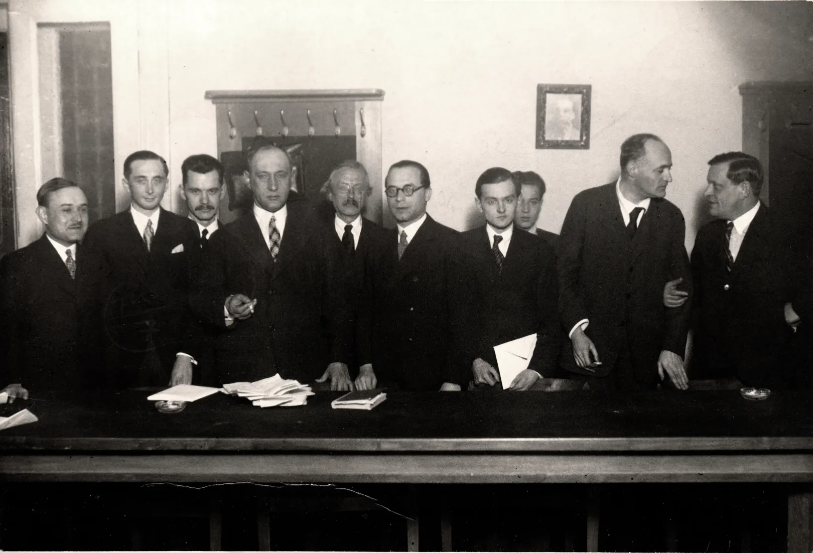Az 1935. évi Baumgarten-díj átadásán. Balról Barta János, Halász Gábor, József Attila, Nagy Lajos, Telekes Béla, Szerb Antal, Weöres Sándor (mögötte Ferenczy Valér), Füst Milán és Karinthy Frigyes – Fotó: A Várkonyi Stúdió felvétele / MNMKK Petőfi Irodalmi Múzeum