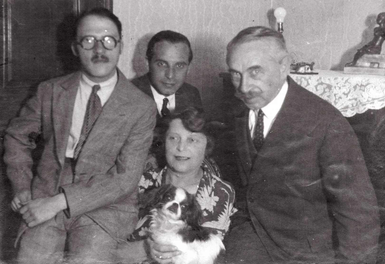 Szerb Antal szüleivel, öccsével és kutyájukkal az 1930-as években – Fotó: Ismeretlen / MNMKK Petőfi Irodalmi Múzeum