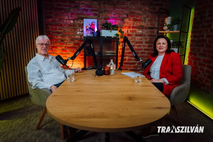 Csinta Samu műsorvezető és Kozma Mónika, a Pro Economica Alapítvány igazgatója, amely a többmilliárdos gazdasági támogatások szétosztásáért felelt Erdélyben – Fotó: Transzilván / Facebook