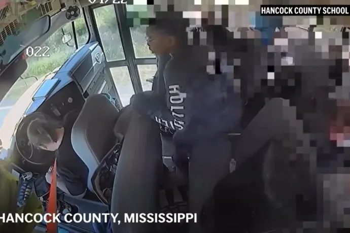 Videón, ahogy rosszul lett az iskolabusz sofőrje és a gyerekek állították meg az autópályán száguldó buszt Mississippiben