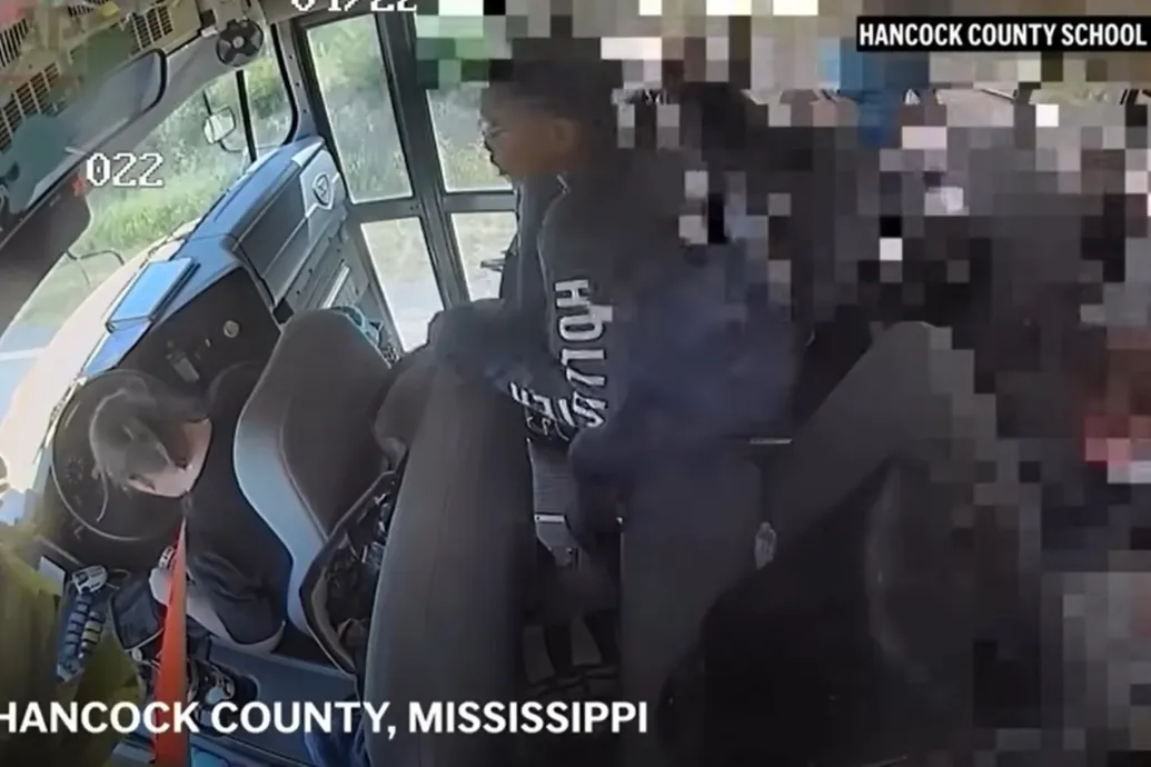 Videón, ahogy rosszul lett az iskolabusz sofőrje és a gyerekek állították meg az autópályán száguldó buszt Mississippiben
