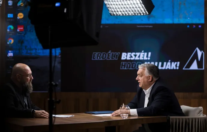 Kádár Zoltán, a Marosvásárhelyi Rádió műsorvezetője a Transzilvánon Orbán Viktorral beszélget – Fotó: Transzilván / Facebook