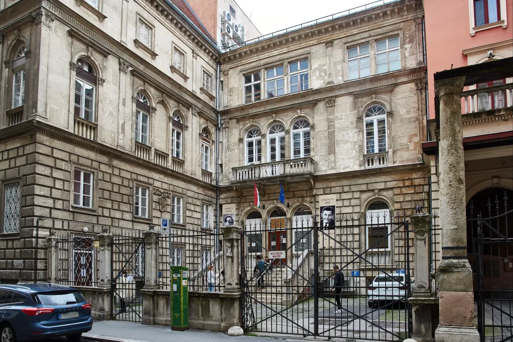 Az SZFE vezetése méltatlan magánperformansznak nevezte, hogy a hallgatói fórumon lemondásra szólították fel a rektort