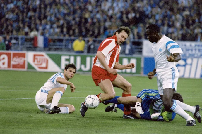 Dragiša Binić a Marseille elleni döntőben és a Crvena zvezda szurkolói a lelátón – Fotó: Jacques Demarthon, Patrick Hertzog / AFP és Ross Kinnaird / Empics / Getty Images