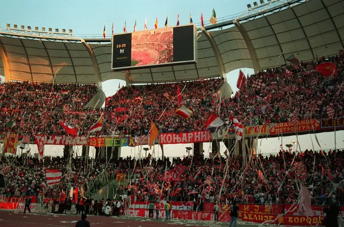 Dragiša Binić a Marseille elleni döntőben és a Crvena zvezda szurkolói a lelátón – Fotó: Jacques Demarthon, Patrick Hertzog / AFP és Ross Kinnaird / Empics / Getty Images