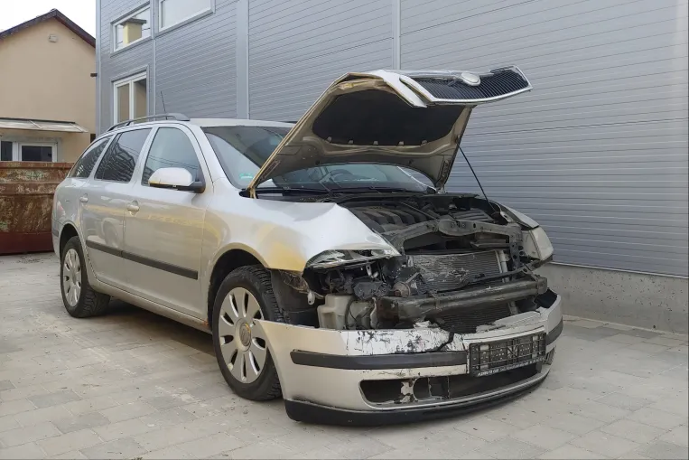 Hogy a fenébe kerülhet 2,8 millió forintba egy 1,5 milliót érő Škoda helyreállítása egy ráfutásos baleset után?