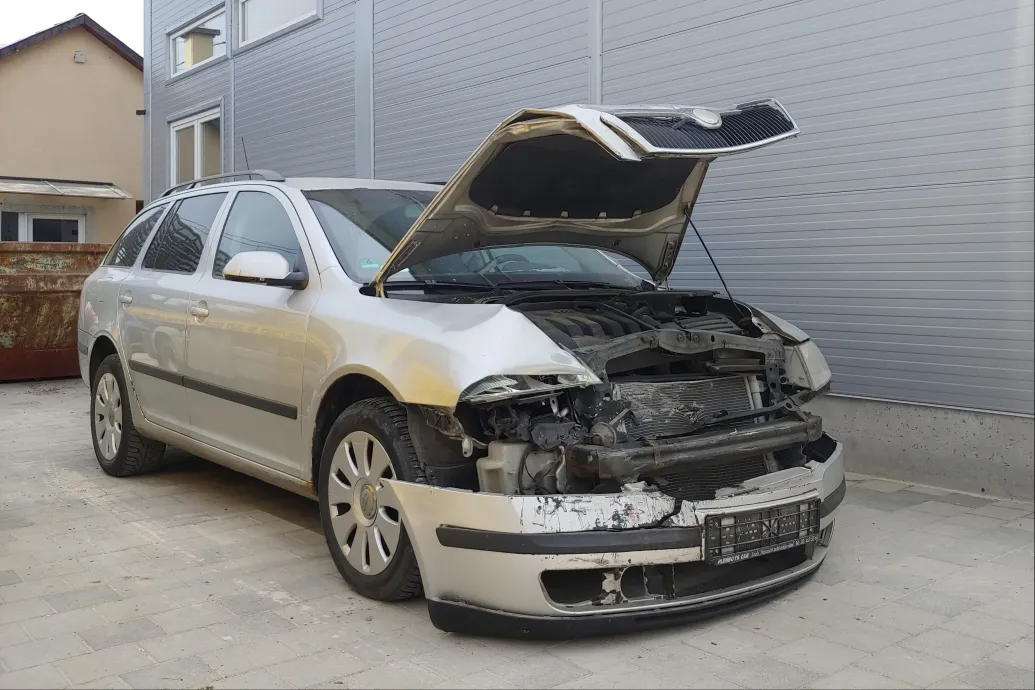 Hogy a fenébe kerülhet 2,8 millió forintba egy 1,5 milliót érő Škoda helyreállítása egy ráfutásos baleset után?