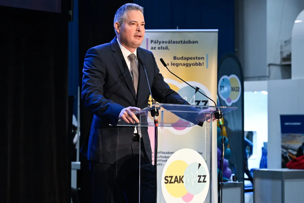 Házkutatást tartottak Sára Botond lakásán a 70 ezer forintos bor ügyében