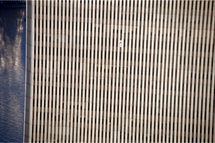 World Trade Center titkos erkélye eredetileg művészeti akció volt, aztán vad összeesküvés-elméletek alapja lett