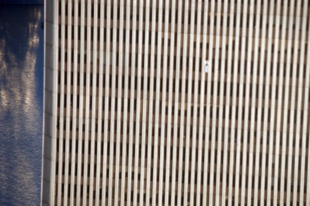 World Trade Center titkos erkélye eredetileg művészeti akció volt, aztán vad összeesküvés-elméletek alapja lett