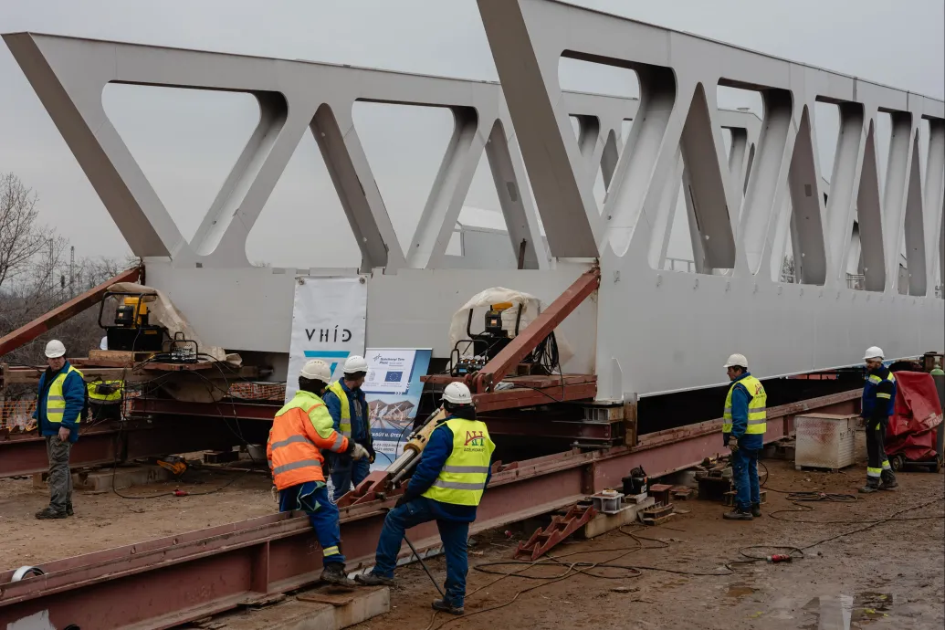 1,8 milliárdot küldött Mészáros cége a kampányhajrában a DPK-s alapítványnak