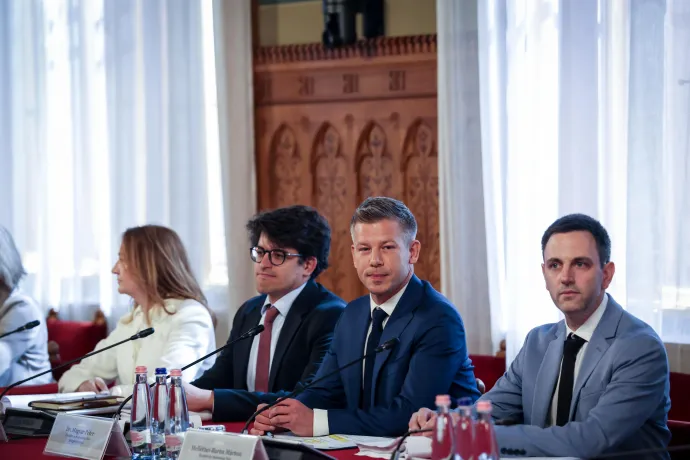 Magyar Péter, a Tisza Párt elnöke, a párt delegációjának vezetője, leendő miniszterelnök (b2) az Országgyűlés alakuló ülését előkészítő tárgyaláson az Országházban 2026. április 17-én. Mellette Melléthei-Barna Márton, jobbján Velkey György László és Bujdosó Andrea – Fotó: Huszti István / Telex