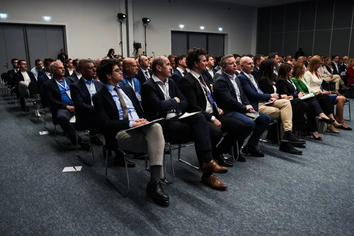 A Tisza első frakcióülése 2026. április 20-án, Pósfai mellett Nagy Ervin és Tanács Zoltán – Fotó: Tisza Párt